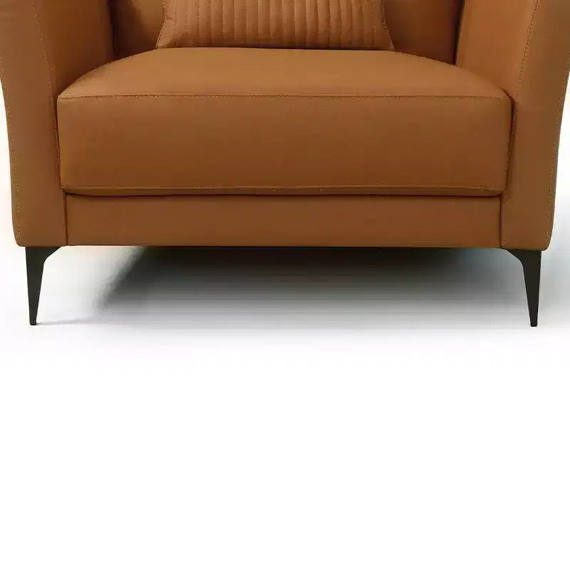 Poltrona d'accento in pelle color cuoio con gambe in metallo e cuscini a rullo