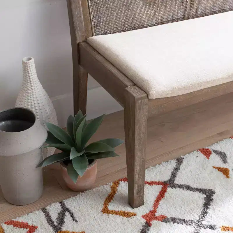 Panca da 132 cm in legno massello con schienale in rattan e seduta imbottita