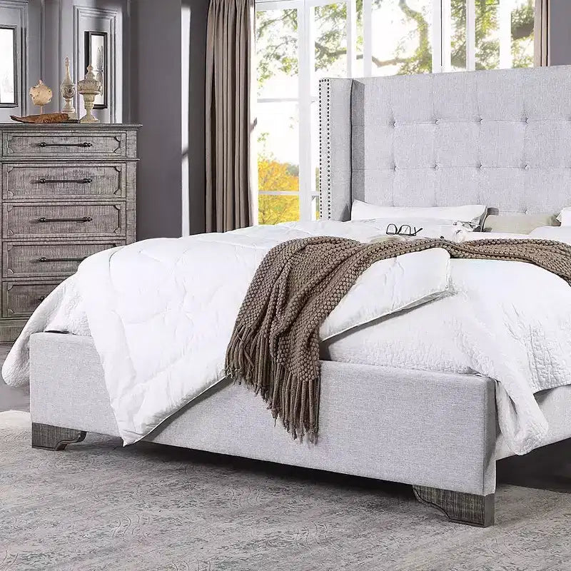 Letto a piattaforma King orientale con testiera imbottita trapuntata senza bottoni