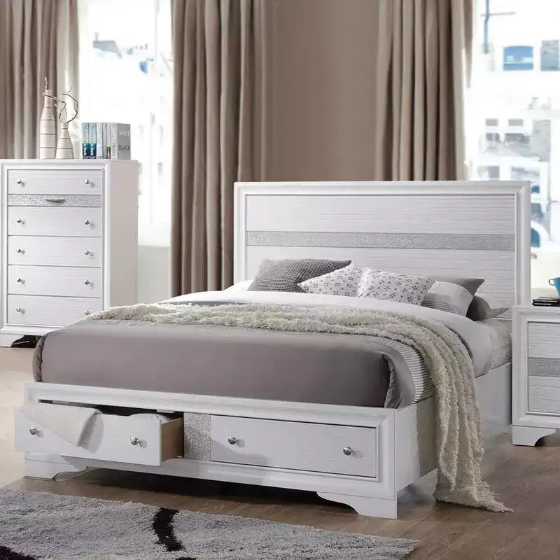 Letto matrimoniale in bianco lucido con pediera contenitore