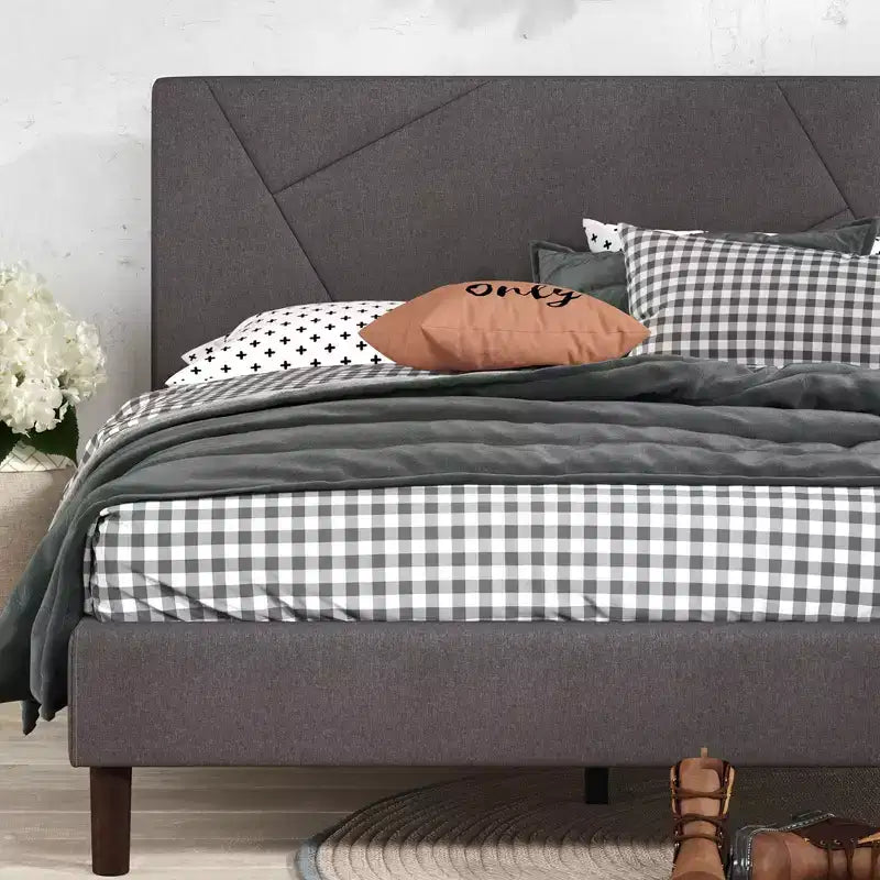 Struttura letto imbottita grigia con base a piattaforma