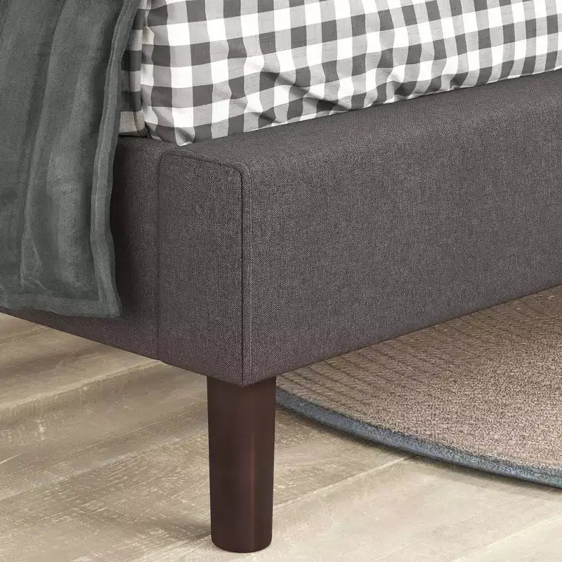 Struttura letto imbottita grigia con base a piattaforma