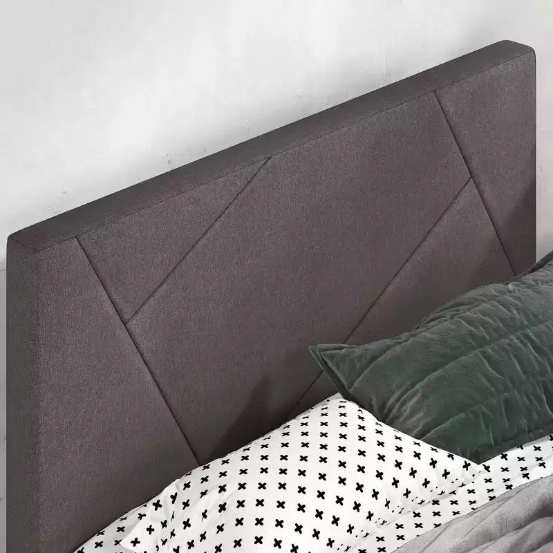 Struttura letto imbottita grigia con base a piattaforma