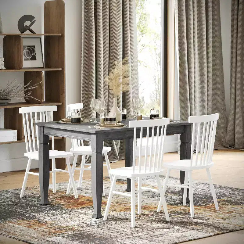 Tavolo da pranzo in legno con gambe intagliate