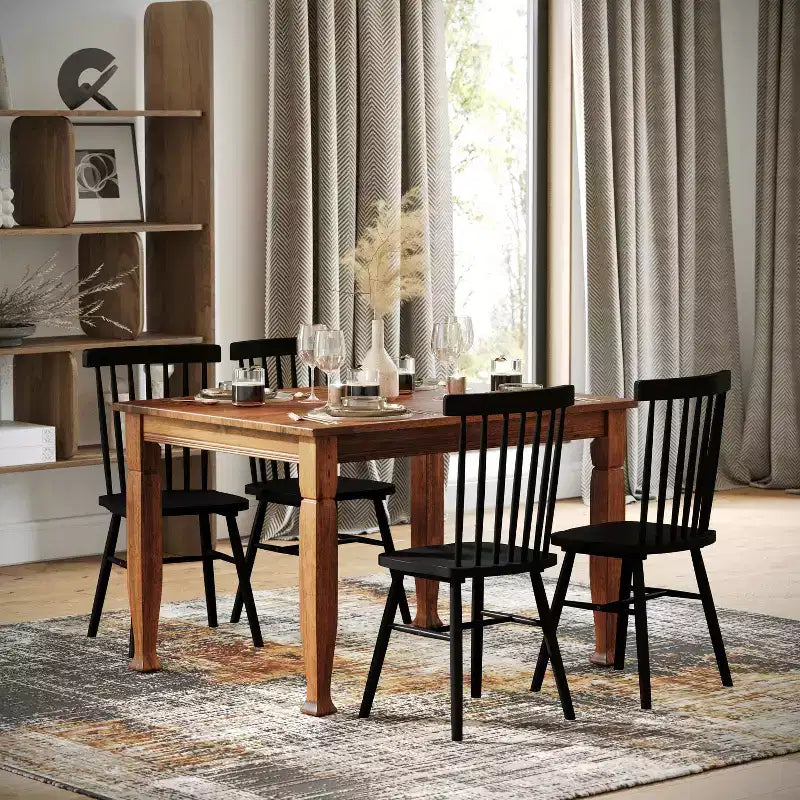 Tavolo da pranzo in legno con gambe intagliate