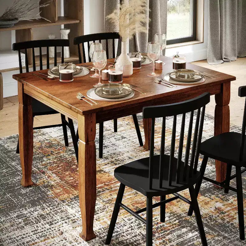 Tavolo da pranzo in legno con gambe intagliate