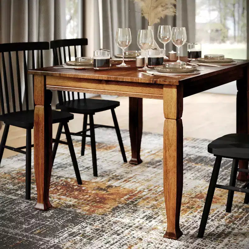 Tavolo da pranzo in legno con gambe intagliate