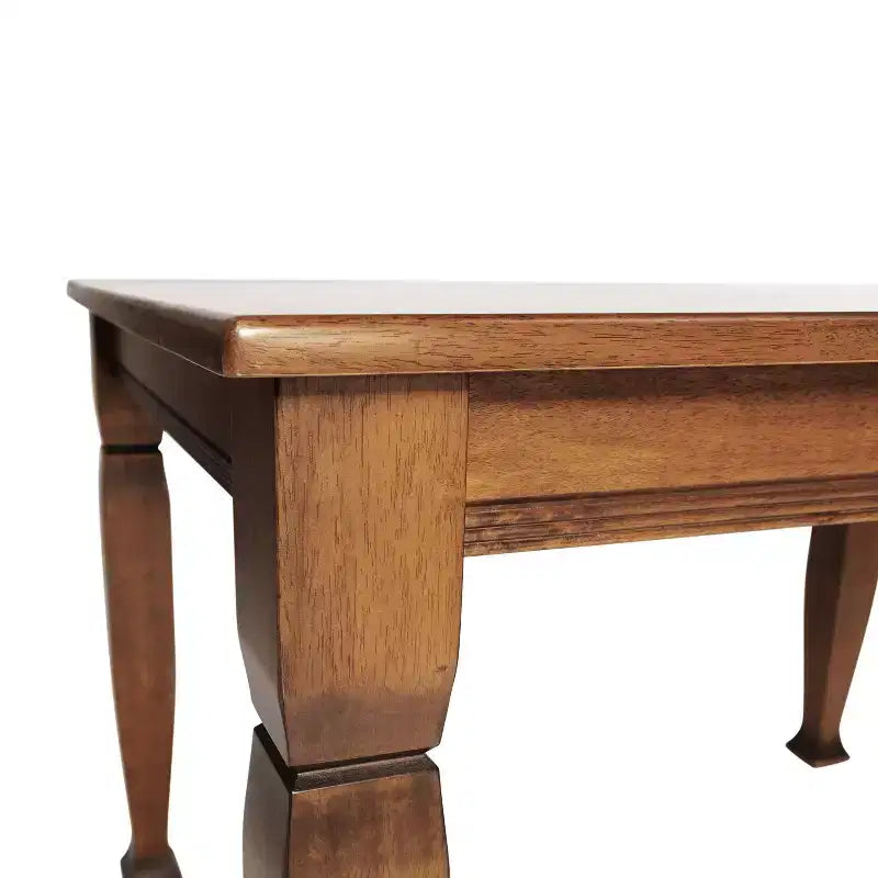 Tavolo da pranzo in legno con gambe intagliate