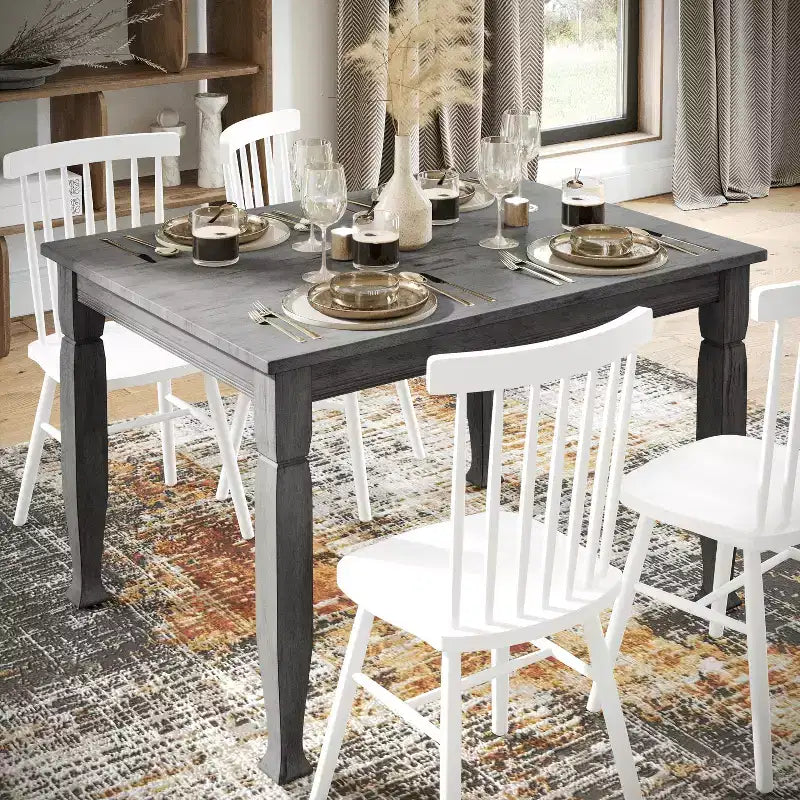 Tavolo da pranzo in legno con gambe intagliate