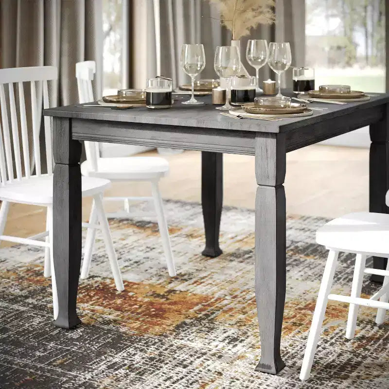 Tavolo da pranzo in legno con gambe intagliate