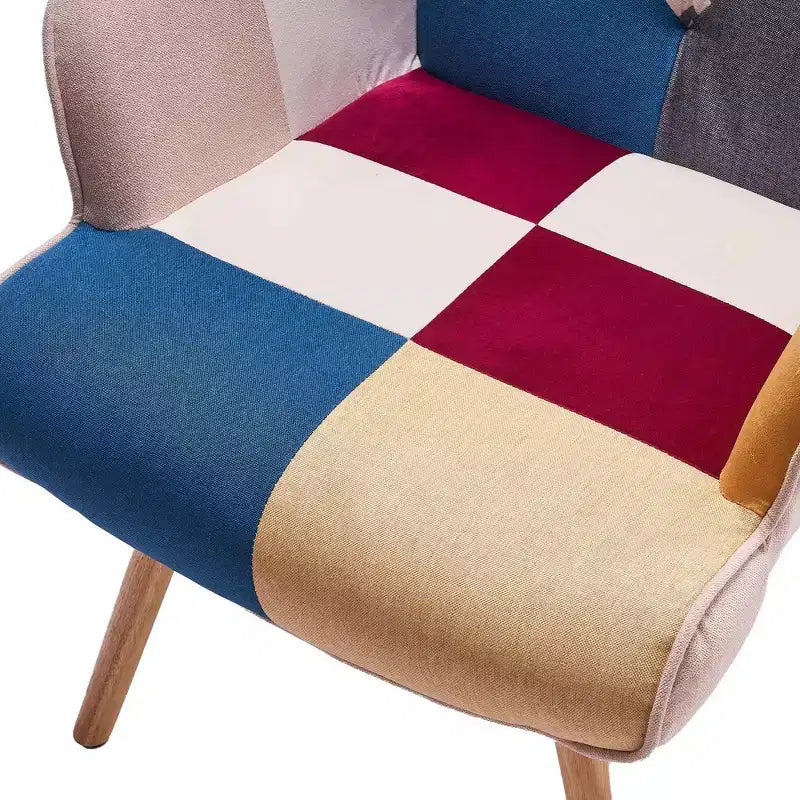 Poltrona a pozzetto con rivestimento in poliestere e gambe in legno di gomma