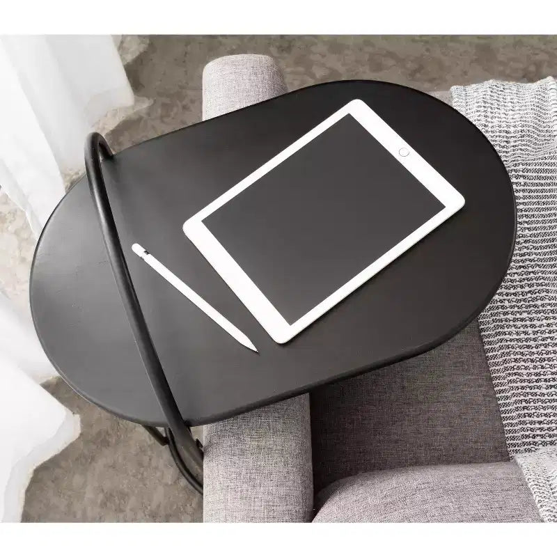 Tavolino a C in legno nero con base in metallo a capsula