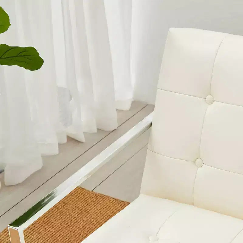 Poltrona di design Mid-Century Modern con bottoni e gambe cromate