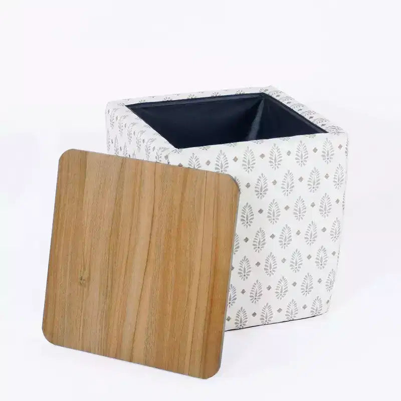 Pouf contenitore quadrato con ripiano liscio in legno